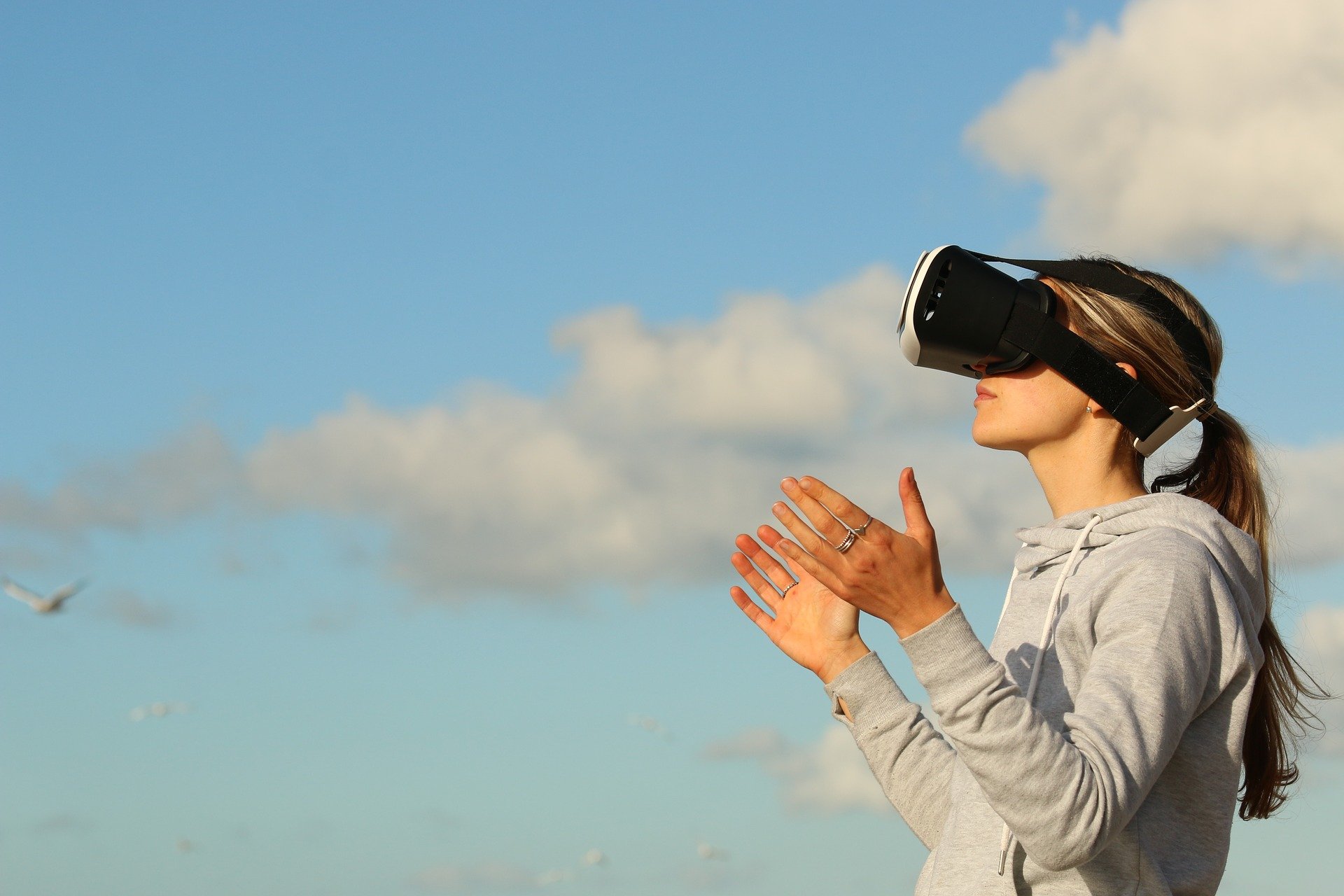 Femme avec casque VR|